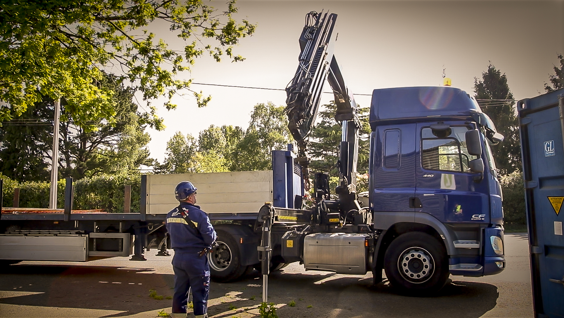 Camion DAF CF 440 grue auxiliaire et conducteur Poulain sur site client