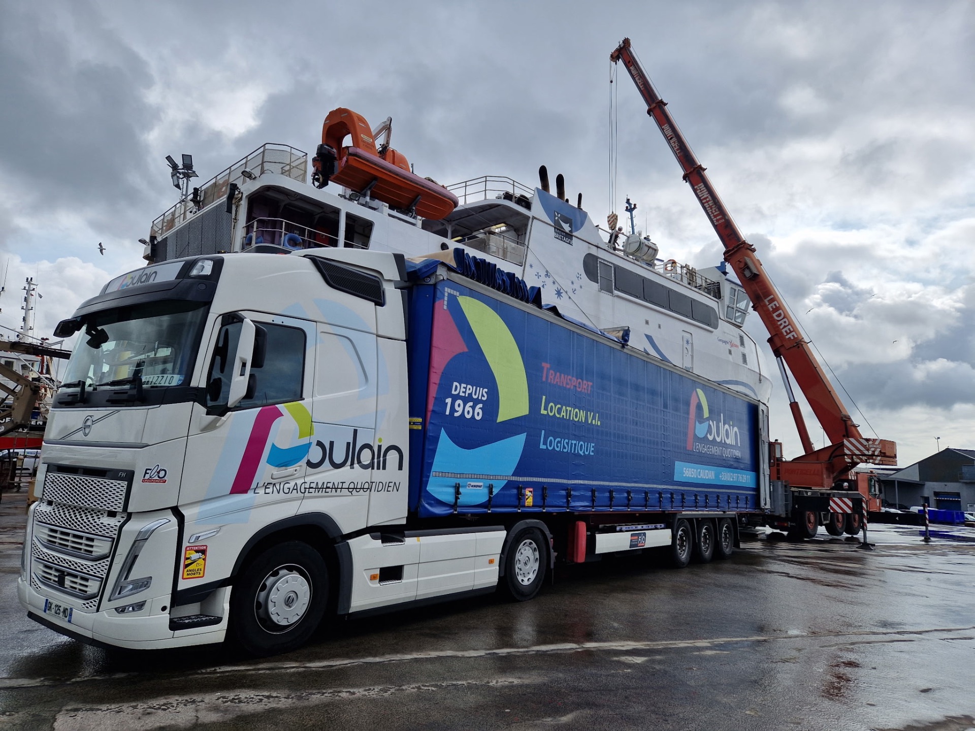 Camion Volvo FH Poulain en chargement portuaire avec grue