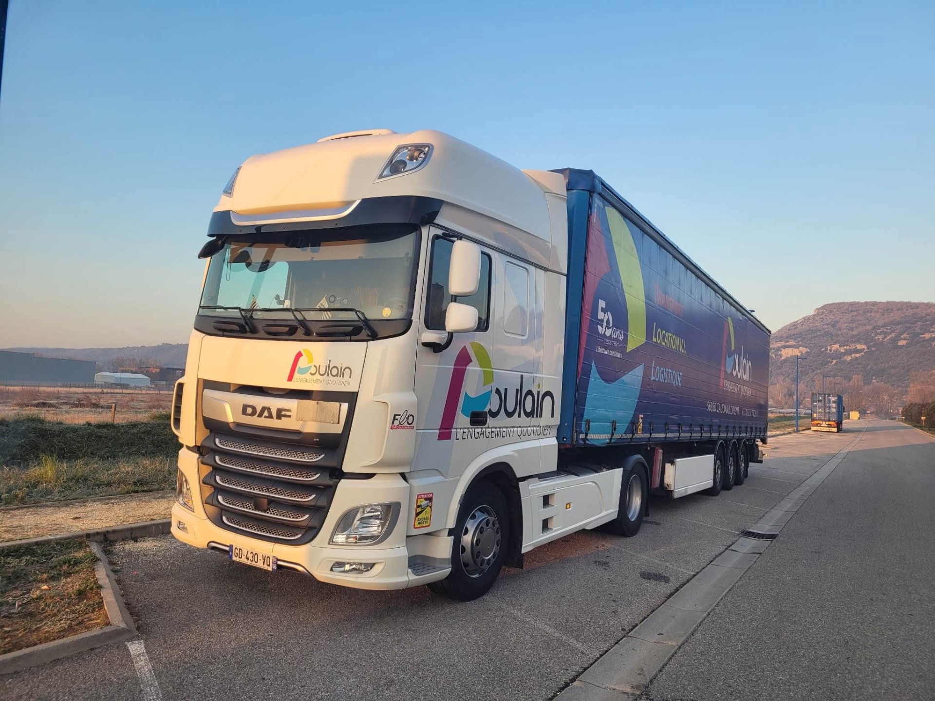 Camion DAF Poulain au coucher du soleil – transport national