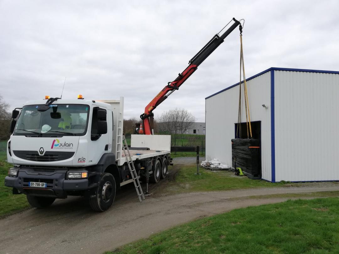 Renault Kerax Poulain équipé d'une grue auxiliaire en mission client