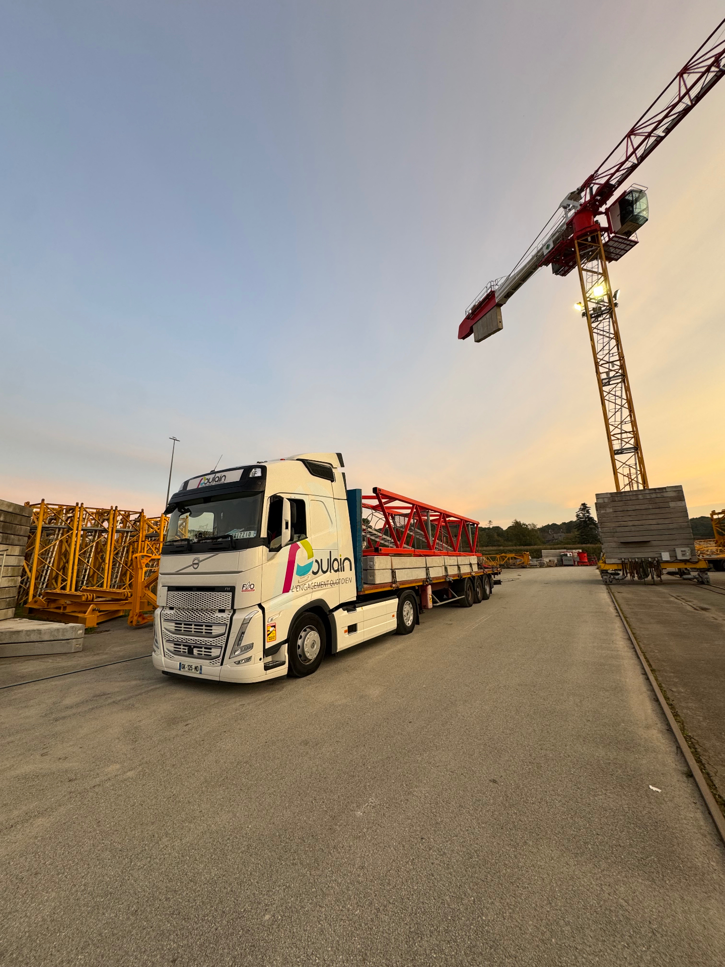 Volvo FH plateau Transports Poulain sur chantier Volvo FH plateau Transports Poulain sur chantier