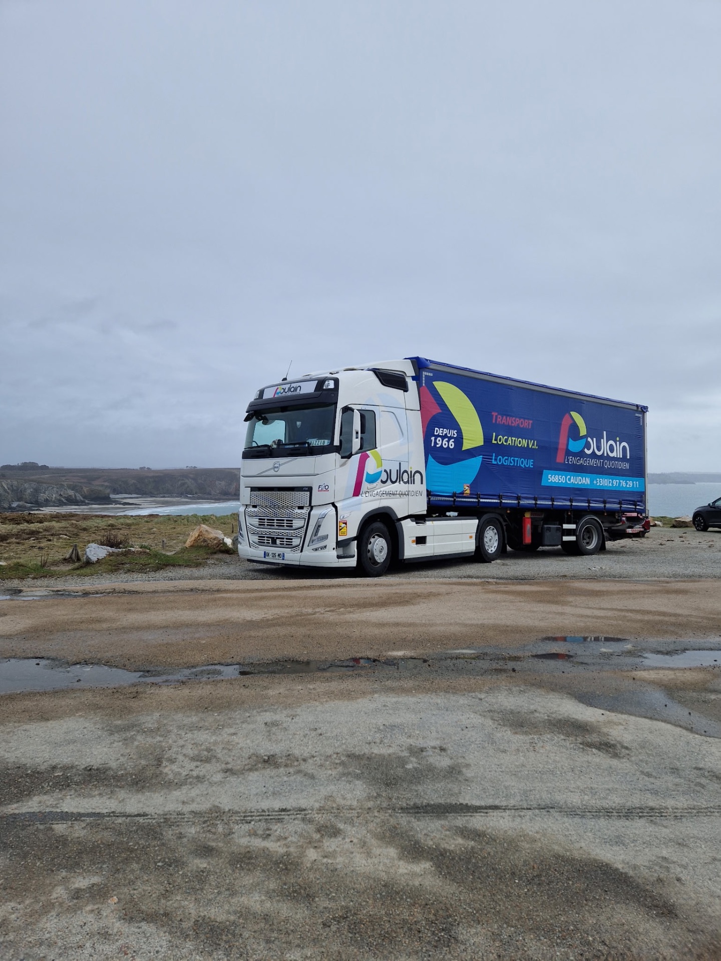Ensemble Volvo Poulain en distribution face à la mer – activité messagerie palettisée Bretagne
