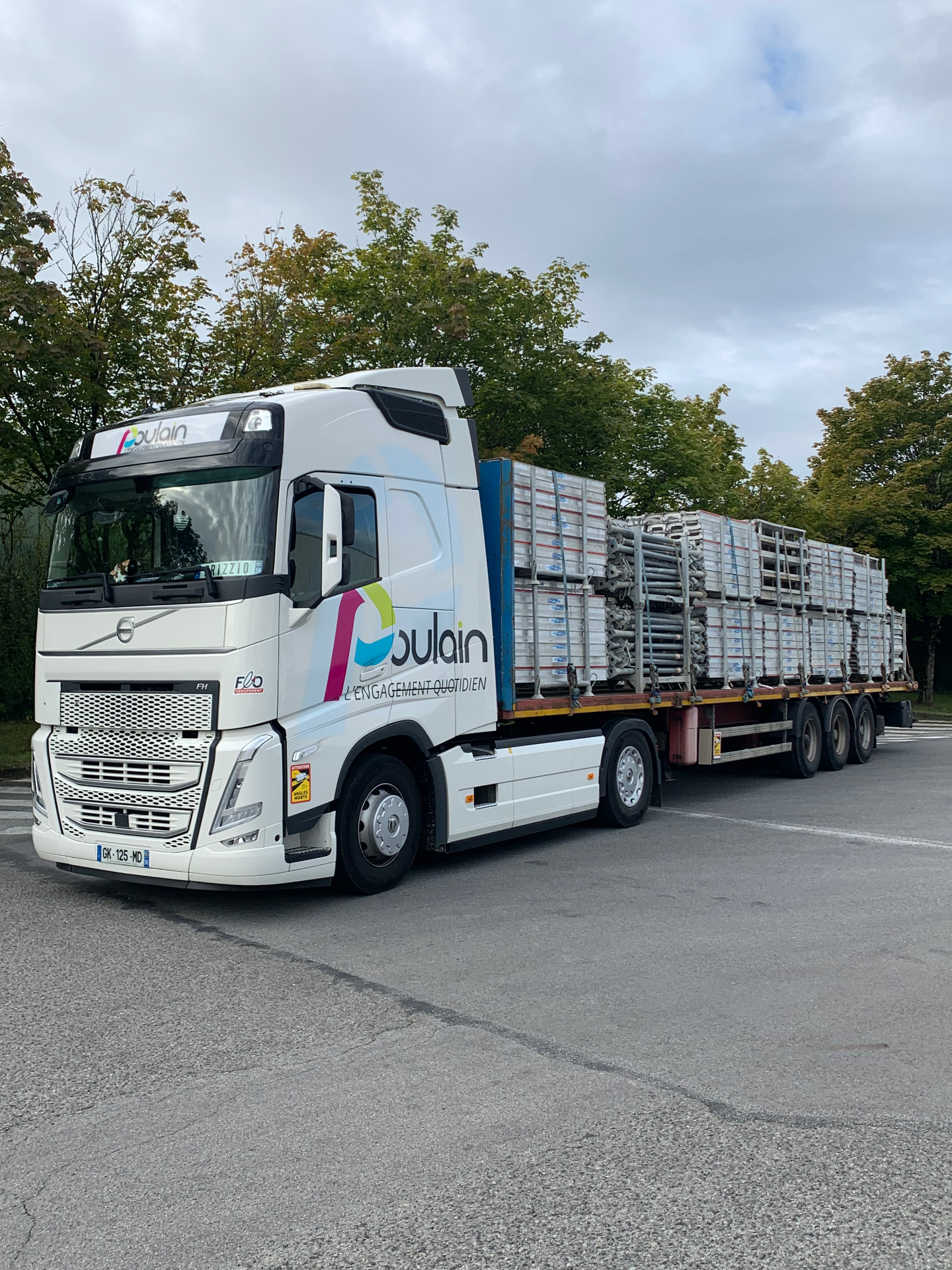 Ensemble Volvo FH Poulain semi-plateau chargé de matériel d'échafaudage