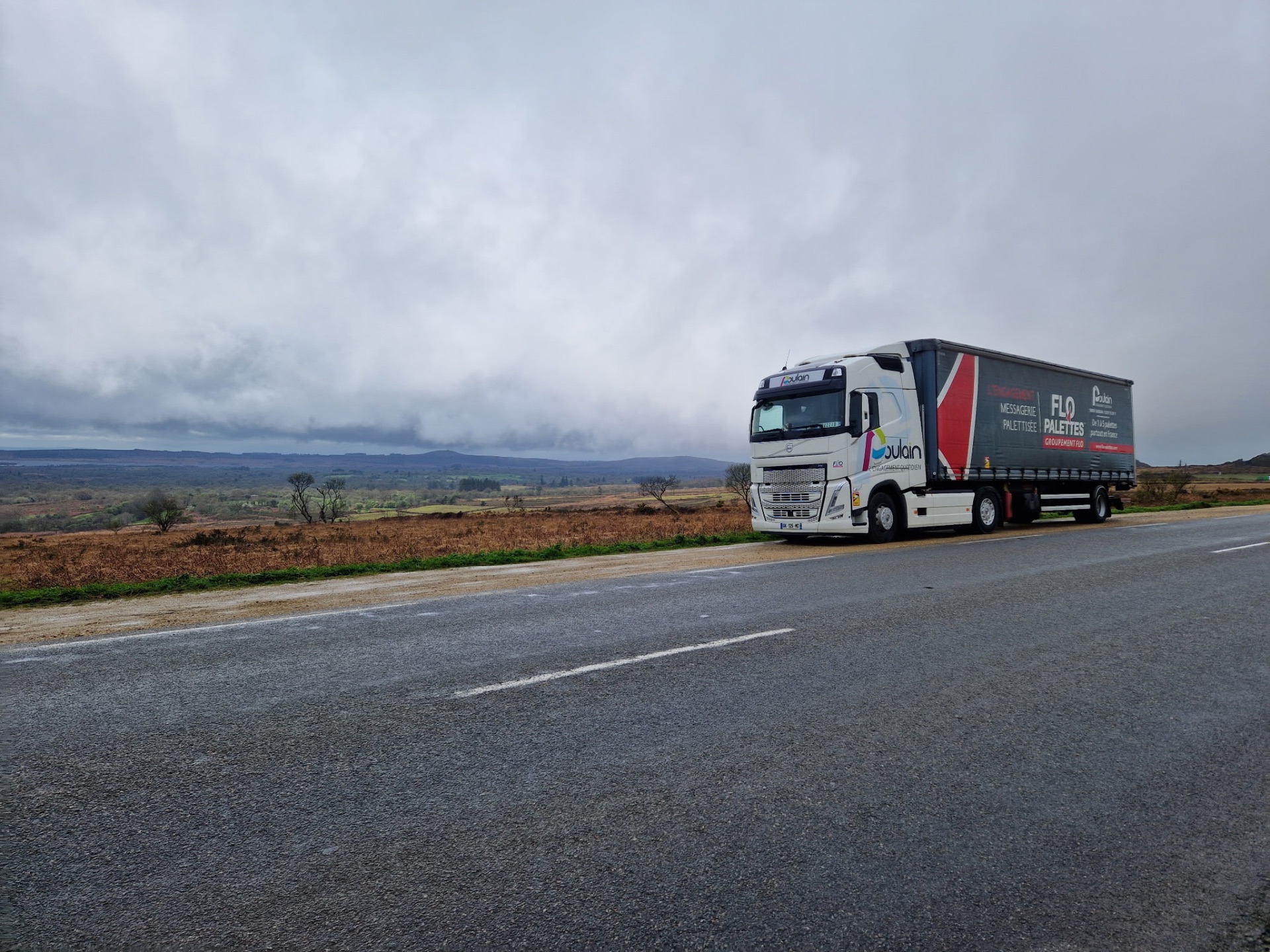 Camion Volvo Poulain FLO Palettes en distribution sur route bretonne