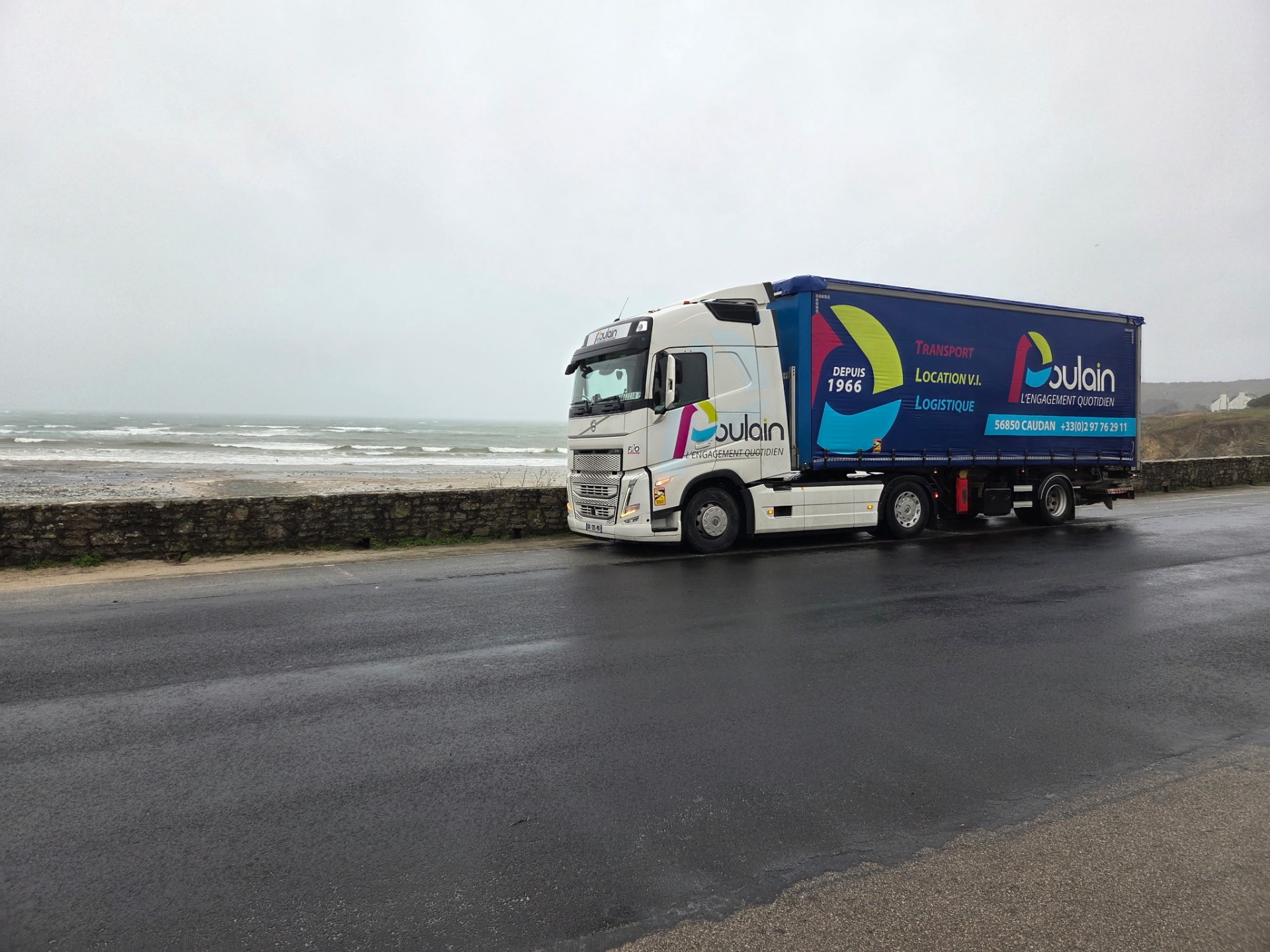 Semi-remorque Poulain FLO en livraison côtière – distribution palettes Bretagne