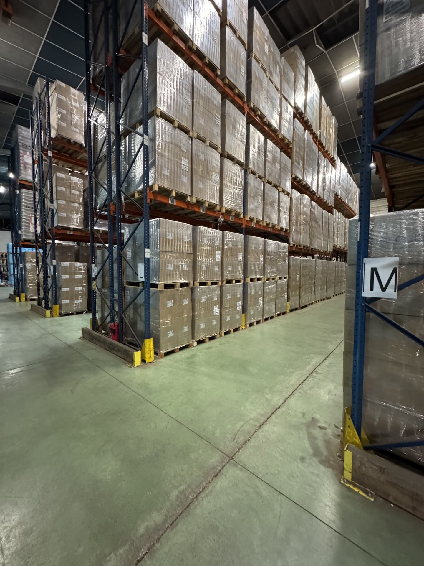 Racks de stockage palettes filmées dans l'entrepôt