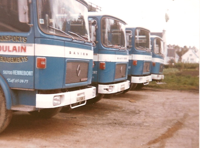 Camions Saviem Transports Poulain au premier site de Hennebont, 1974 Camions Saviem Transports Poulain au premier site de Hennebont, 1974