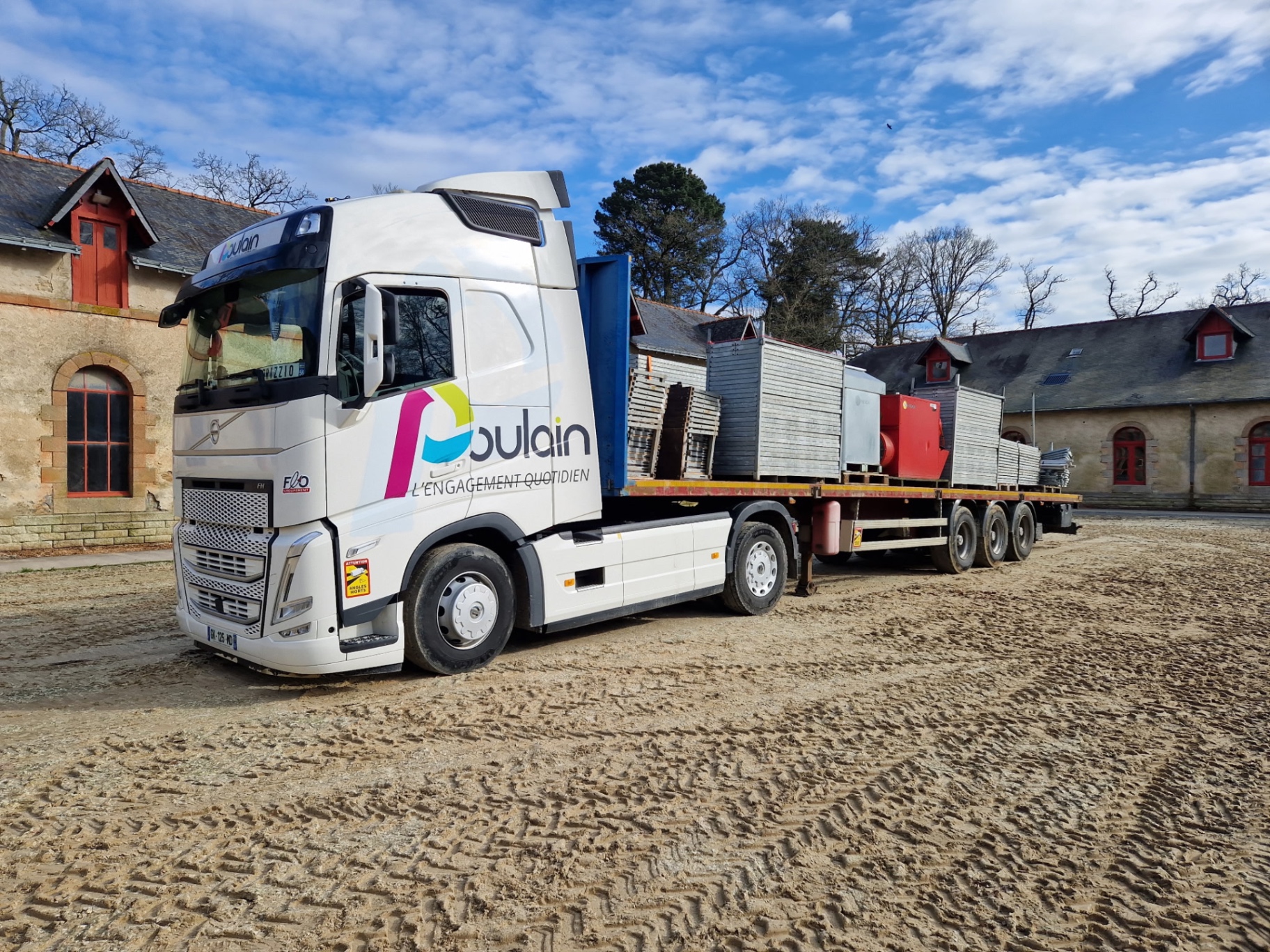 Semi-remorque plateau Volvo Poulain au haras d'Hennebont