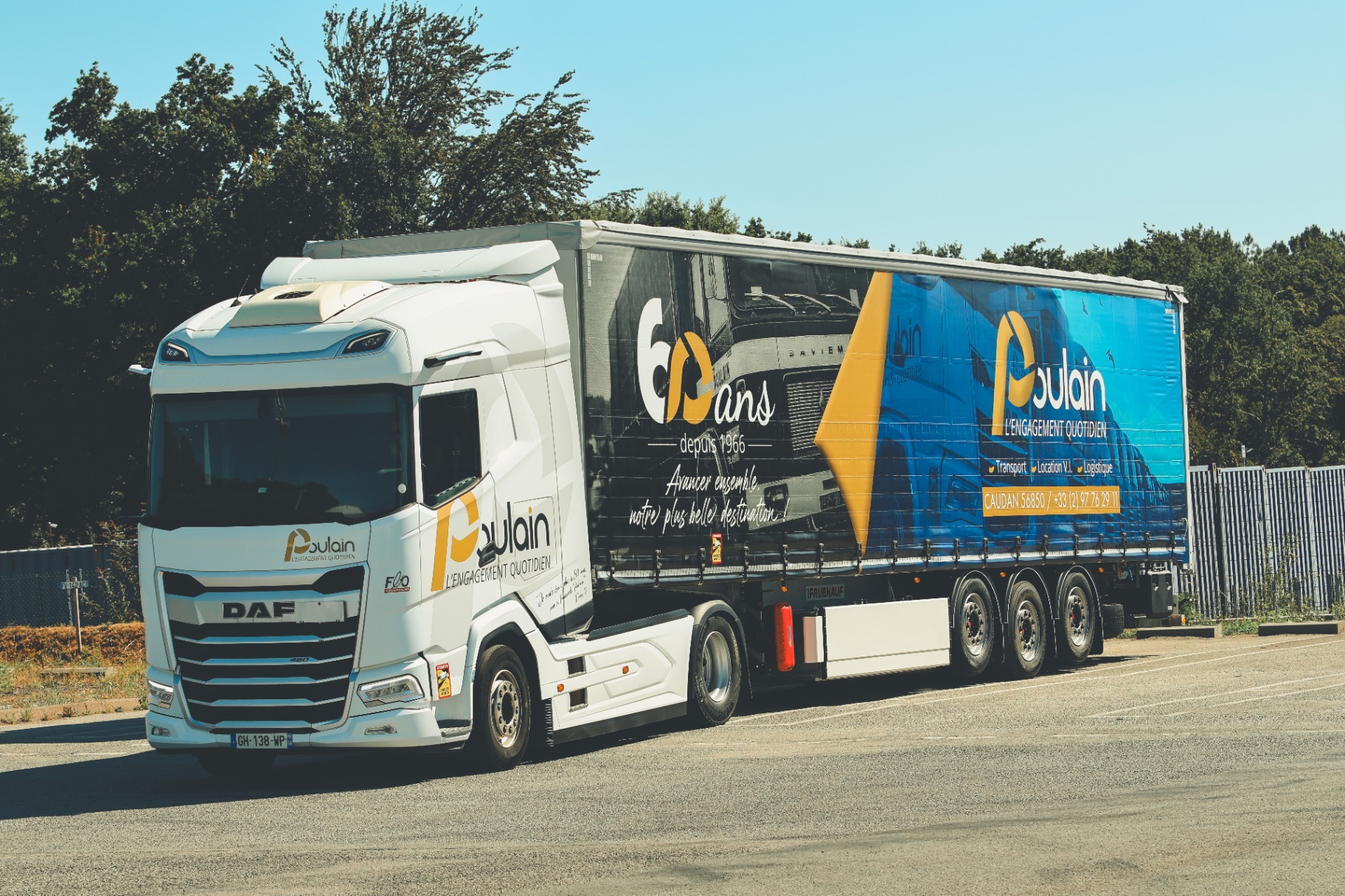 60 ans d'histoire : un ensemble routier qui raconte l'évolution des Transports Poulain Ensemble routier DAF des Transports Poulain aux couleurs anniversaire 60 ans, avec le premier camion Saviem de 1966 sur la remorque