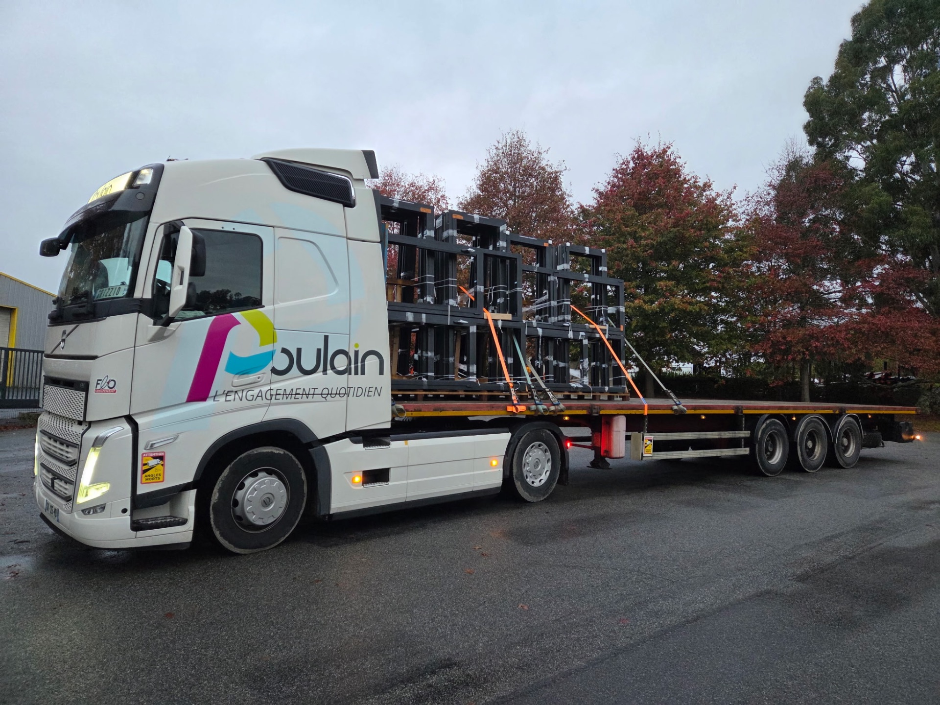 Semi-remorque plateau Volvo Poulain chargé de menuiseries aluminium
